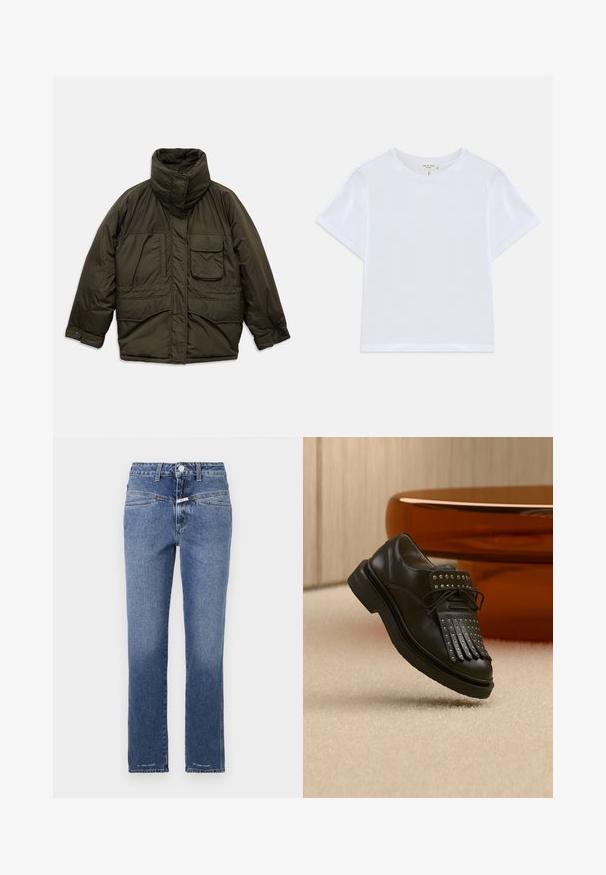 Donker olijfgroene pufferjack met hoge kraag, voorflapzak, lange mouwen met knoopmanchetten en een ritssluiting, verborgen achter een overslag.; Witte cropped t-shirt van zacht katoen, met een ronde hals en korte mouwen in een iets ontspannen pasvorm. Geen patronen of accenten.; Denim jeans in een middelblauwe wassing, met rechte pijpen, voorzien van een middelhoge tailleband, vijf zakken en subtiele stikdetails.; Zwarte lederen veterlaars met decoratieve franjes en metalen studs geplaatst op een beige tapijt nabij bruin meubilair.