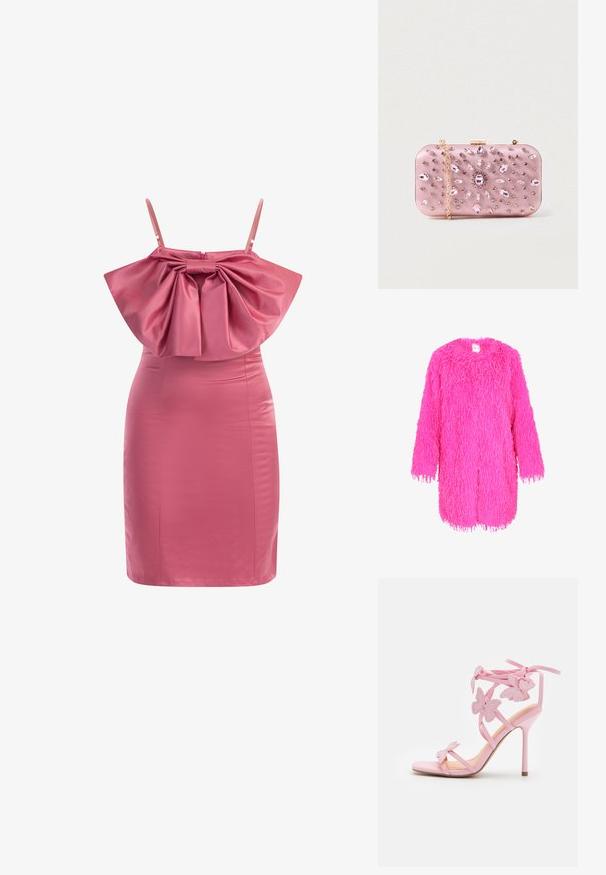 Langærmet, knaldpink faux fur frakke med en ruflet tekstur og rund halsudskæring, vist på en hvid baggrund.; Lyserød satin kjole med en flæse-detaljeret, struktureret overdel og justerbare stropper. Slim fit med en glat tekstur og en lige kant.; Lyserøde højhælede sandaler med sommerfugle pynt, lavet af glat materiale. Har tynde stropper og en slank hæl.; Lyserød satin clutch med juvelbesætninger, rektangulær form, guld kæde og lås, prydet med et blomstermotiv i rhinsten.