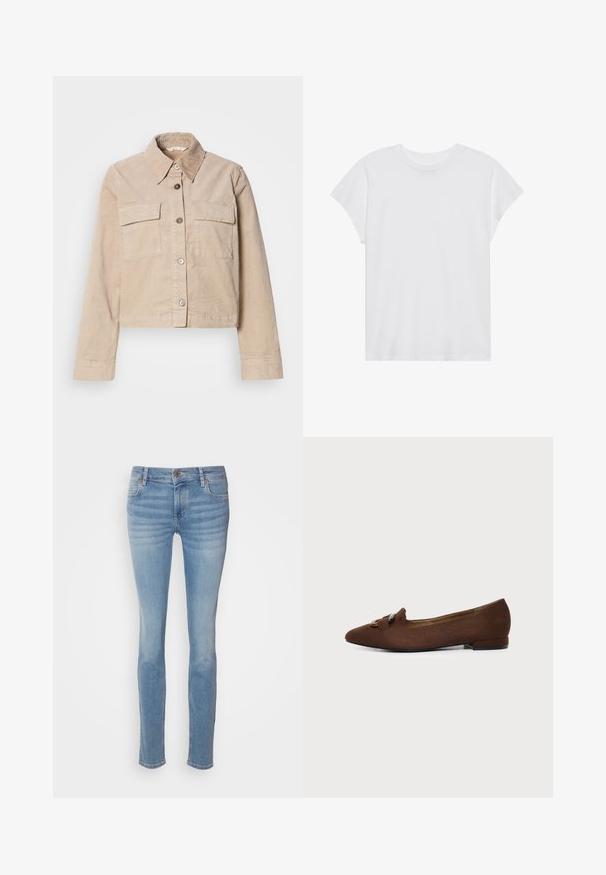 Beige verkürzte Jacke aus Baumwolle. Verfügt über einen spitzen Kragen, zwei Vorderaschen und einen Knopfverschluss. Texturiert mit einem subtilen Glanz.; Weißes kurzärmliges T-Shirt mit Rundhalsausschnitt, lockerer Passform, aus weichem Baumwollstoff. Glatte Textur, keine Muster oder Logos.; Hellblaue Slim-Jeans aus Denim mit einem klassischen Fünf-Taschen-Design, mittlerer Bundhöhe und subtilen Waschungen entlang der Beine.; Brauner flacher Schuh mit spitzer Kappe und dekorativem Schnallendetail oben, auf schlichtem hellem Hintergrund.