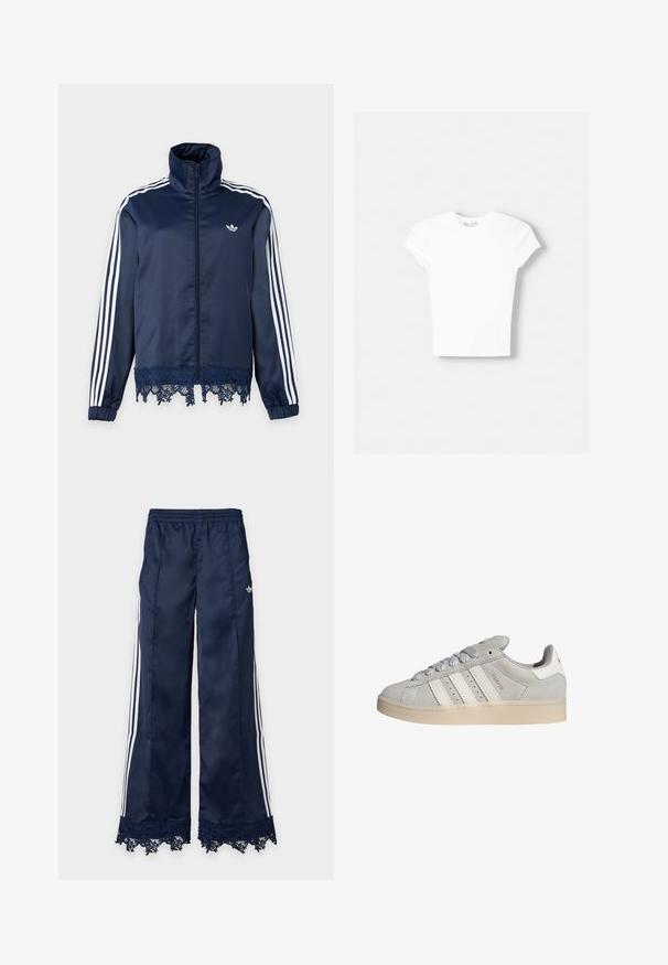 Donkerblauwe Adidas trainingsjas met witte strepen op de mouwen, ritssluiting aan de voorkant, hoge kraag, elastische boorden en kantafwerking aan de zoom.; Witte t-shirt met korte mouwen van zachte katoen, met een ronde halslijn en een getailleerde vorm. Geen zichtbare patronen of versieringen.; Marineblauwe trainingsbroek met wijde pijpen, witte zijstrepen, elastische tailleband, adidas-logo op de heup en kantafwerking aan de zoom.; Grijze suède sneakers met witte leren accenten, drie witte strepen en een lichtgekleurde rubberen zool. Voorzien van platte veters en een ronde neus.