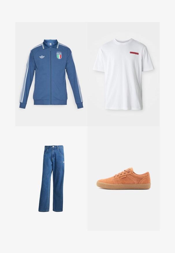 Blå atletisk jakke med hvidt trestribet design på ærmerne, med lynlås foran, ribstrikkede manchetter og en præget Italia-badge.; Hvid bomulds t-shirt med rund hals, korte ærmer og en lille rød grafisk detalje på venstre brystområde.; Blå højtaljede viddebukser i denim med forlommer, bælteløkker, knaplukning og lille Adidas-logo på højre lår.; Tan ruskinds sneakers med en tekstureret overflade, rund tå og gummisål. Har snørebåndsdesign og syede detaljer på siderne.