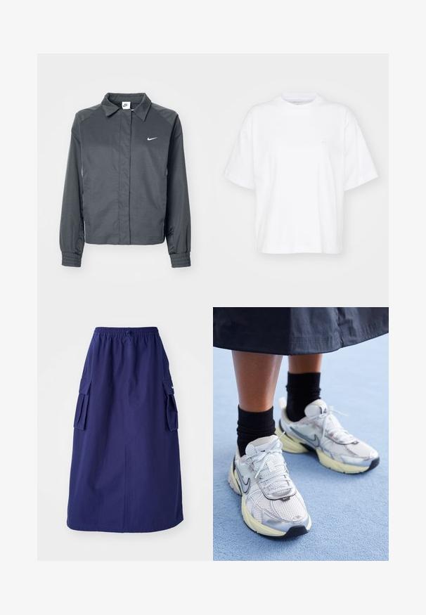 Nike Sportswear Let jakke / Sommerjakker - black; Hvid bomulds t-shirt med rund hals, korte ærmer og en afslappet pasform. Har et diskret logo på venstre brystområde. Glat tekstur.; Marineblå, mellemlang nederdel med elastisk talje, der har to sidelommer og et minimalistisk logodesign. Glat stofstruktur.; Hvide og sølv Nike sneakers med mesh-stof, reflekterende detaljer og en beige sål. Bæres med sorte sokker og står på en blå overflade.