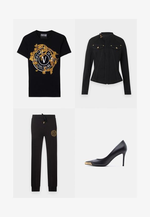 Sort tætsiddende jakke med lange ærmer, høj krave med guldlås, forlommer med klap og guldknapper samt synlige hvide syninger.; Sort kortærmet Versace Jeans Couture t-shirt med guld barokdesign og en hvid cirkulær logo centreret på fronten.; Sorte slim-fit joggers med snøre i taljen og gyldent Versace Jeans Couture logo-patch på øverste venstre lår.; Sort læder højhælet pumpe med spids snude, guldmetalspids indgraveret med "Versace Jeans Couture," vist fra siden på hvid baggrund.