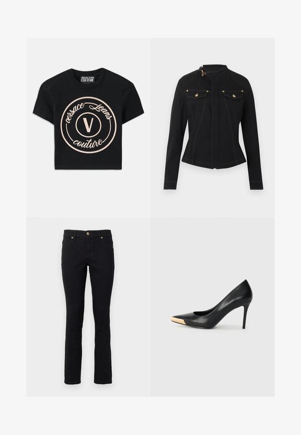 Chaqueta ajustada negra con mangas largas, cuello alto con hebilla dorada, bolsillos delanteros con solapa y botones dorados, y costuras blancas visibles.; Camiseta de algodón negra con un gran logo circular beige que presenta "Versace Jeans Couture" y una "V" central en una fuente elegante. Con mangas cortas.; Jeans de mezclilla negros con corte recto, diseño de cinco bolsillos, cierre de botón y acentos de hardware en tono dorado. Textura suave con un detalle mínimo.; Zapato de tacón alto de cuero negro con puntera afilada; presenta un detalle metálico dorado en la tapa del tacón. Superficie lisa con un diseño elegante.