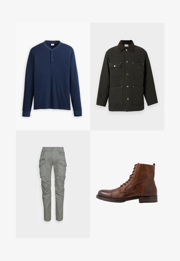 Eendenjack in een donker houndstoothpatroon, met een faux fur kraag, drukknoopsluiting en twee voorzakken met zilveren hardware.; Langdraagbare marineblauwe henley shirt van ribstof. Heeft een ronde halslijn en een knoopsluiting met drie knopen. De mouwen zijn aangesloten.; Grijze cargobroek met meerdere zijzakken, knoopsluiting en een recht model. Gemaakt van stevige stof met een gestructureerde afwerking.; Bruine leren enkellaars met vetersluiting, ronde neus, rubberen zool en subtiele tonale stiksels. Voorzien van een klein lusje aan de achterkant.