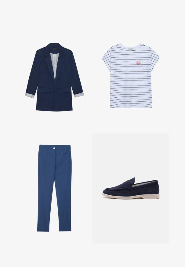 Mørkeblå blazer med spidsrev, to frontlommer med klap og stribet foer synligt ved mansjetterne og indeni foran.; Hvid bomulds T-shirt med marineblå vandrette striber, rund halsudskæring og korte ærmer. Har en rød muslingebrodering på venstre bryst.; Blå slim-fit bukser lavet af bomuldsblanding, med en forreste knap, lynlås, to lommer og en ren, glat tekstur.; Marineblå suede loafers med rund tå og syet detaljering. Har en polstret tunge og en lys beige gummisål for komfort.