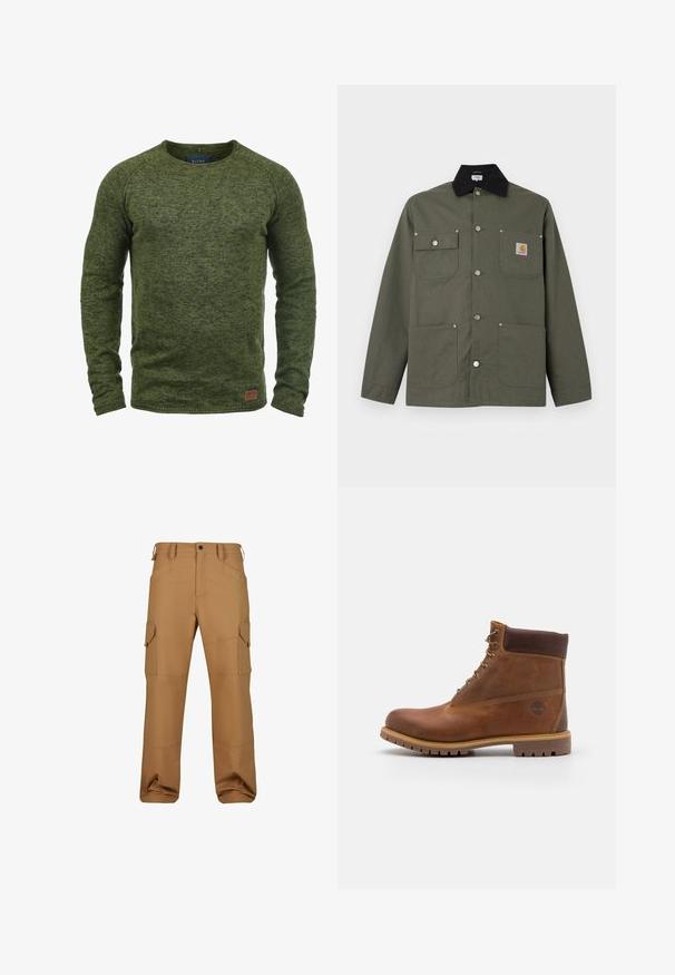 Grøn lærredsjakke med sort krave, fire forlommer, lukning med trykknapper og et lille Carhartt-logo på brystlommen.; Grøn sweater lavet af struktureret strikstof, med rund hals, lange ærmer og et lille brunt logo-patch på den nederste front.; Brune cargo bukser lavet af slidstærkt stof, med flere lommer, en afslappet pasform og forstærkede syninger.; Brun læder vandrestøvle med en glat finish, polstret ankel, metalliske snørehuller og en gummisål med et robust dækmønster.