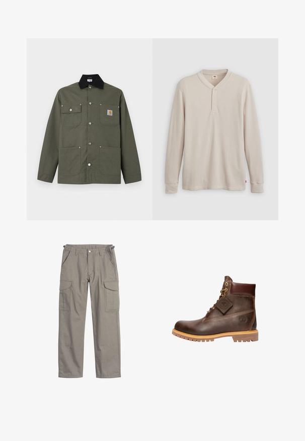 Groene canvas jas met zwarte kraag, vier zakken aan de voorkant, drukknopen als sluiting en een klein Carhartt-logo op de borstzak.; Lange mouwen henley-shirt in lichtbeige ribbelstof, met een V-hals, een drieknoopsluiting en manchetten. Rode logo-label aan de onderkant.; Cargo broek in lichtgrijze stof, met twee grote zijzakken, voorzakken, een knoopsluiting en een losse pasvorm.; Bruine leren enkelboot met een ronde neus, stevige zool, hardware in goudkleur en een gestructureerde bovenkant. Inclusief een merklabel dat is bevestigd.