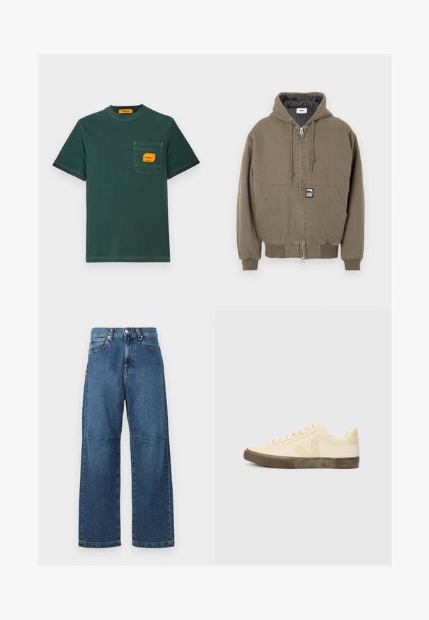 Hættetrøjejakke i olivengrønt bomuld med lynlås, der har en kængurulomme og en lille mærkelogo-patch foran.; Grøn bomuld t-shirt med rund hals, korte ærmer og en forlomma med en orange etiket. Kontrastsyning er synlig.; Blå denim jeans med afslappet pasform, lige ben, synlige sømme og lukkes med en knap foran. Har en sidelomme med accent.; Beige lærredssko med rund tå, flade snørebånd og struktureret brun gummisål. Har et logo på siden og et minimalistisk design.