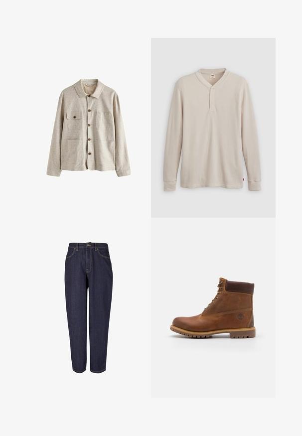 Beige jas met knopen, kraag en vier voorzakken, waarvan één met een knoopflap, gemaakt van gestructureerde stof.; Lange mouwen henley-shirt in lichtbeige ribbelstof, met een V-hals, een drieknoopsluiting en manchetten. Rode logo-label aan de onderkant.; Donkerdenim jeans met een recht gesneden ontwerp, voorzien van traditionele vijf-pocket styling, subtiele gouden stiksels en een metalen knoopsluiting.; Bruine leren wandelschoen met een gladde afwerking, gevoerde enkel, metalen oogjes en een rubberen zool met een robuust profiel.