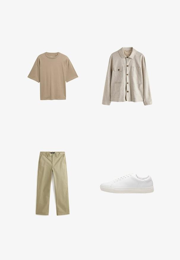 Beige jas met knopen, kraag en vier voorzakken, waarvan één met een knoopflap, gemaakt van gestructureerde stof.; Beige T-shirt met korte mouwen, een relaxte pasvorm, ronde halslijn en een gladde textuur. Geen zichtbare patronen of hardwaredetails.; Beige katoenen chinos met een rechte pijp, voorzien van twee voorzakken en een klassieke knoopsluiting. Soepele textuur, minimale accenten.; Witte leren sneaker met een gladde textuur, ronde neus, vetersluiting en een platte rubberen zool. Minimalistisch ontwerp zonder zichtbare patronen.