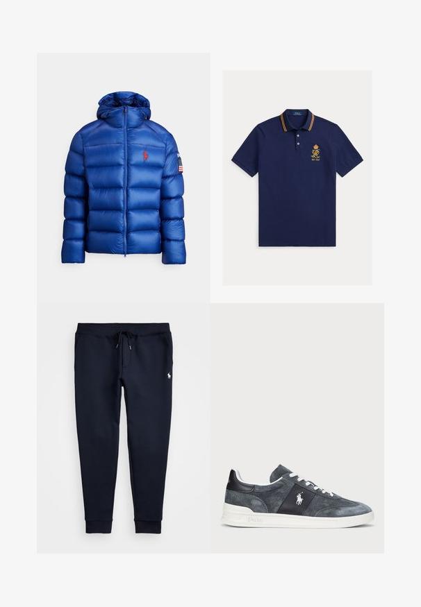 Blauwe pufferjas met een hoge hals en kap, voorzien van een rood geborduurd logo en een Amerikaanse vlag patch op de mouw. Gladde, glanzende textuur.; Marineblauw poloshirt met een kraag met gele en rode strepen, geborduurd logo met een kroon en detail 'EST. 1967'. Zacht katoenen materiaal.; Marineblauwe sweatpants met een trekkoord in de taille, elastische boorden en een klein wit logo op de bovenste linkerbeen. Zachte stofkwaliteit.; Grijze suède sneaker met witte veters, een donker paneel met een logo en een witte rubberen zool. Ronde neus met gestikte details.