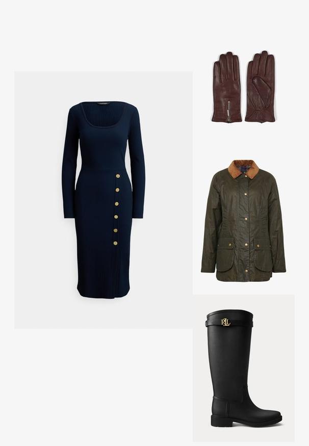 Barbour gewachste Baumwolljacke in dunklem Olivgrün mit einem Cordkragen, Druckknöpfen und zwei aufgesetzten Taschen vorne. Strukturierte, strapazierfähige Gestaltung.; Marineblaues, langärmliges Kleid mit Rippstrick, quadratischem Ausschnitt und seitlichen Knöpfen. Es hat eine figurbetonte Silhouette und einen knielangen Saum.; Schwarzer knielanger Regenstiefel mit niedrigem Absatz und goldener RLL-Logo-Schnalle nahe dem oberen Rand auf einem schlichten hellen Hintergrund.; Braune Lederhandschuhe mit glatter Oberfläche, fünf-Finger-Design und einem Reißverschlussakzent am Handgelenk mit gerafftem Stoffdetail.