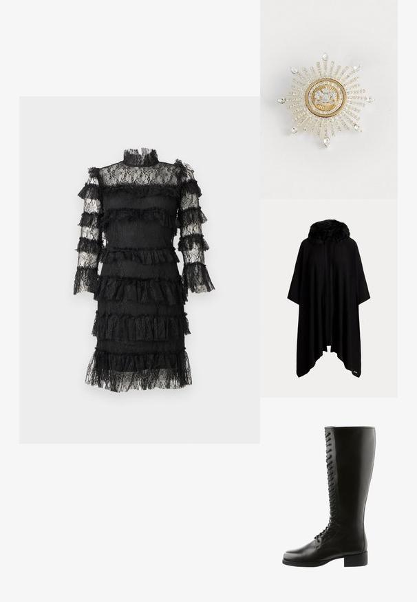 Schwarzer Poncho mit einem mit Pelz besetzten Kragen, der ein lockeres, fließendes Design und eine offene Front hat. Weicher Stoff und Ärmel in mittlerer Länge.; Schwarzes Spitzenknielanges Kleid mit hohem Kragen, langen transparenten Ärmeln und geschichteten Rüschen auf Körper und Armen.; Schwarze Lederstiefel bis zum Knie mit Schnürung, runder Spitze und Blockabsatz, in glatter Textur und ohne sichtbare Muster.; Gold- und Silberbrosche in Form einer Sonnenblende, mit einem zentralen klaren Edelstein und strahlenden Reihen kleiner klarer Kristalle, ergänzt durch tropfenförmige Akzente.