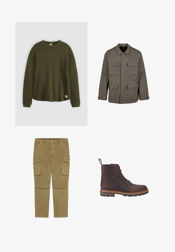 Khaki utilityjack in een katoenmix, met een rechte snit, twee borstzakken en knoopsluitingen op de mouwen. Soepele textuur en een minimalistisch ontwerp.; Olijfgroen trui met lange mouwen in een gestructureerd, ribbelmateriaal, met een ronde hals, een ontspannen pasvorm en een klein merklabel aan de onderzoom.; Khaki cargobroek met knopen- en ritssluiting, voorzien van zijflappzakken en schuin geplaatste voorzakken.; Bruine leren veterschoenen tot boven de enkel met een gestructureerde afwerking, contrasterende beige zolen en metalen veteroogjes. Voorzien van een trekkoordje voor gemakkelijk aan- en uittrekken.