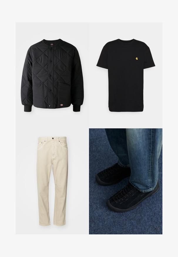 Schwarze gesteppte Jacke mit Druckknöpfen, zwei frontalen Taschen, gerippten Bündchen und einem sichtbaren kleinen Logo-Patch am vorderen Saum.; Schwarzes Baumwoll-T-Shirt mit kurzen Ärmeln, Rundhalsausschnitt und einem kleinen gelben Logo im linken Brustbereich. Einfaches Design und normale Passform.; Beige Baumwollhose mit geradem Bein, fünf Taschen und Metallakzenten. Glatte Textur mit minimalen Nähdetails.; Schwarze Wildleder-Sneaker mit strukturiertem Obermaterial, dezenten Schnürsenkeln und haltbaren Gummisohlen, kombiniert mit blauen Jeans.