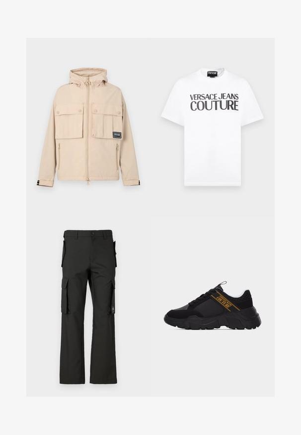 Beige Kapuzenjacke mit zwei vorderen Taschen mit Klappen und einer seitlichen Reißverschlusstasche, versehen mit einem schwarzen Logo-Patch und einem glatten, wasserabweisenden Stoff.; Weißes T-Shirt mit kurzen Ärmeln und schwarzem Text "VERSACE JEANS COUTURE" auf der Brust sowie einem kleinen Markenetikett am inneren Halsausschnitt.; Schwarze Cargo-Hose mit geradem Bein, ausgestattet mit mehreren Seitentaschen und einem Knopfverschluss. Hergestellt aus strapazierfähigem Gewebe mit glatter Textur.; Schwarzer klobiger Sneaker mit strukturierter Sohle, Wabenmuster nahe der Ferse und goldenem "Versace Jeans Couture"-Logo an der Seite.