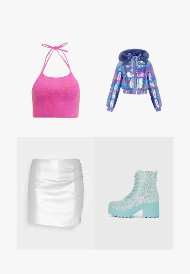 Gekürzte Steppjacke, irisierender Stoff in Blau- und Lilatönen, mit flauschigem, blau gefüttertem Kapuzenfell, Frontreißverschluss und Seitentaschen.; Rosa, kurz geschnittenes Halterneck-Top aus weichem, geripptem Material mit Spaghettiträgern und einem orangen Akzent. Mit gesticktem Markenlogo auf der Vorderseite.; Even&Odd Shorts - silver; Glitzernde hellblaue Knöchelstiefel mit einem stabilen Absatz, Wanderstiefel-Schnürsenkeln und einer strukturierten Oberfläche, die funkelnde Akzente bietet.