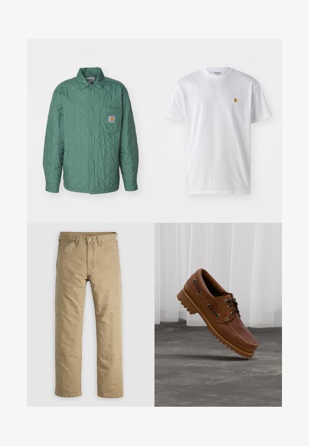 Quiltet jakke i gedempet grøn med krave, trykknaplukninger og en brystlomme med et logo. Letvægtigt, tekstureret stof.; Hvid bomulds t-shirt med korte ærmer, rund hals og et lille guld logo på venstre brystområde. Blød tekstur og almindelig pasform.; Khakifarvede bomuldssbukser med lige ben, forlommer og knaplukning. Glat tekstur og forstærkede sømme for holdbarhed.; Brun læder bådsko med sorte snørebånd, beige syninger og en robust sål, hængende over en grå betongulv.