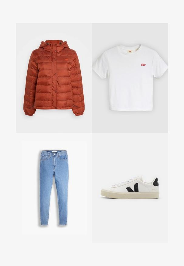 Puffjacke in rostfarben mit Kapuze, Druckknöpfen auf der Vorderseite und elastischen Bündchen, geeignet für kaltes Wetter.; Weißes T-Shirt mit kurzen Ärmeln und Rundhalsausschnitt mit kleinem rotem Levi's-Logo auf der linken Brust.; Hellblaue, hoch-taillierte, schmale Jeans mit vorderen und hinteren Taschen, Knopfverschluss und Gürtelschlaufen auf weißem Hintergrund.; Weißes Leder-Sneaker mit schwarzem Gummi-V-Logo. Strukturierte cremefarbene Sohle, weiße Schnürsenkel und Fersendetail in Schwarz mit dem Markennamen.