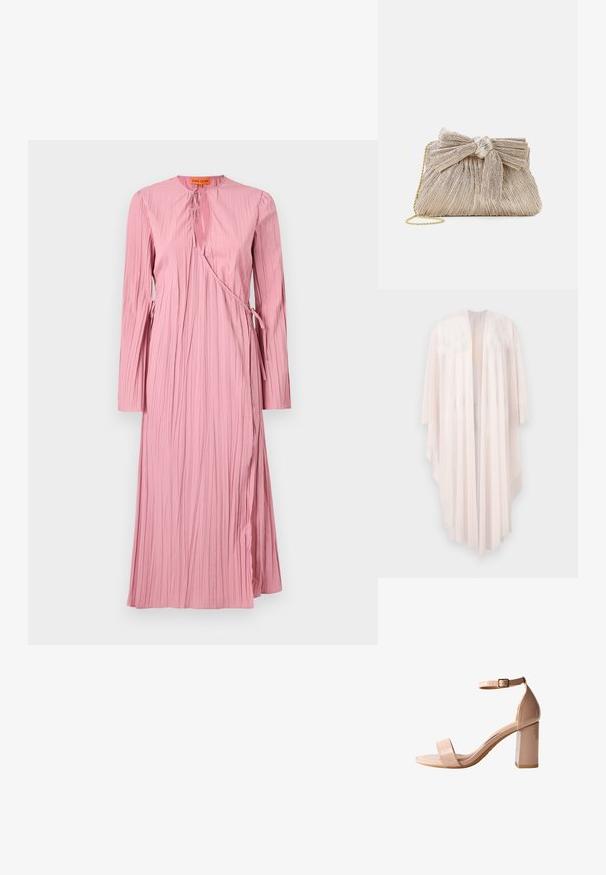 Lang, flydende bleg rosa åben cardigan med brede ærmer og asymmetrisk kant, vist mod en hvid baggrund.; Langærmet, pink kjole med et textured, plisseret design, udskåret hals og justerbare bånd i taljen for en indpakningsstil.; Nude lakhelede hæl-sandal har en firkantet åben tå, ankelrem med spænde og en kraftig blokhæl for stabilitet.; Metallic guld clutch taske med plisseret stof, der har en sløjfedetalje øverst og en gylden kædetras for alsidighed og nem bæring.