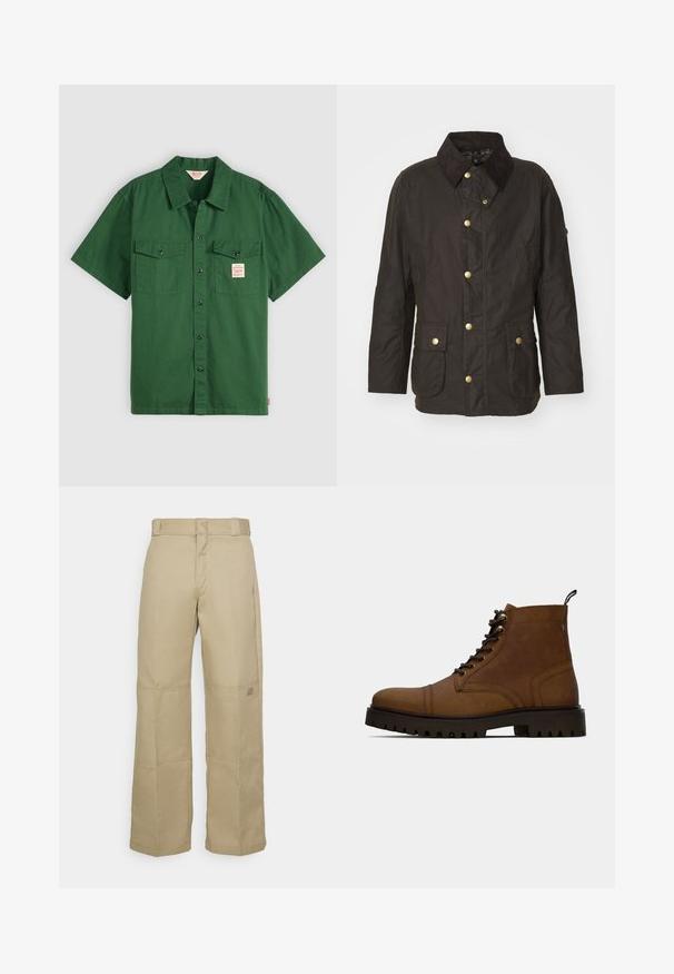 Bruine gewaxte jas met een ribfluwelen kraag, gouden knopen, twee voorkiezen en een casual pasvorm. Soepele textuur met een licht glanzende afwerking.; Korte mouwen groene katoenen shirt met knoopsluiting, twee borstzakken en een klein label op de linkse zak. Effen, geen patronen.; Beige wijde broek gemaakt van stevig materiaal, met een hoge taille, zichtbare stiksel en een klein logopatch aan de zijkant.; Bruine leren veterschoenen tot de enkel met dikke zwarte profielzool en een trekband op een witte achtergrond.