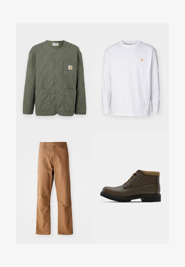 Olivengroene doorgestikte jas met drukknoopsluiting, ronde halslijn, drie opgestikte zakken en een klein Carhartt-logo op de borstzak.; Witte lange mouwen t-shirt van katoen. Voorzien van een klein gouden logo op de borst en een ronde hals. Eenvoudig ontwerp en standaard pasvorm.; Bruine rechte broek met riemlussen, voorkant zakken, knoopsluiting en rits op een witte achtergrond.; Bruine leren enkellaarzen met een gestructureerde afwerking, tan kleurige stoffen boord, zwarte rubberen zool en bruine veters. Timberland-logo ingedrukt op de zijkant.