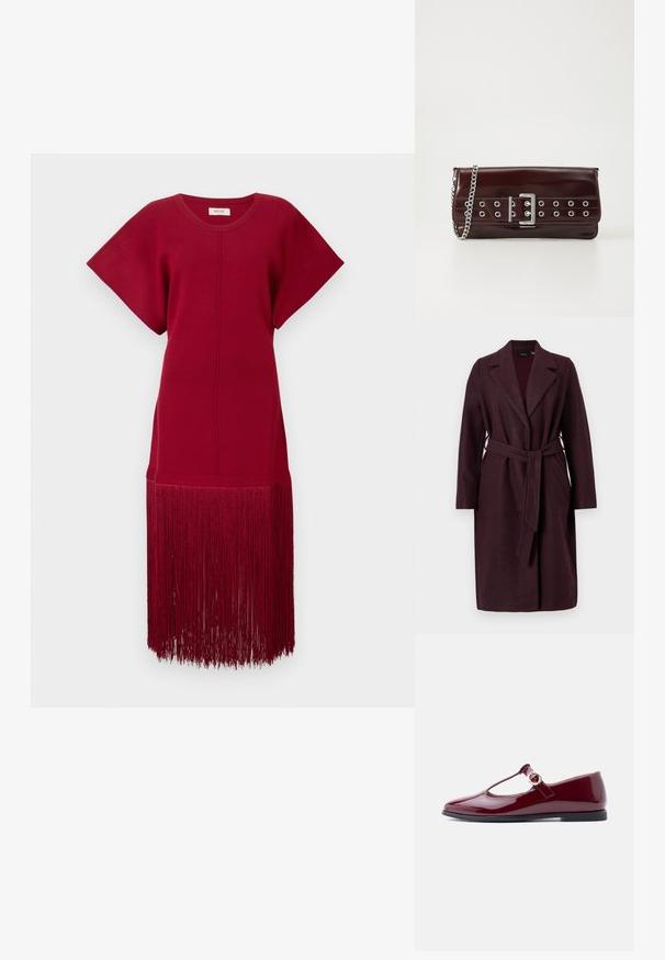 Burgunderfarbener Wollmantel mit Schalkragen, langen Ärmeln und passendem Stoffgurt. Verfügt über seitliche Taschen und einen Ein-Knopf-Verschluss.; Rotes Strickkleid mit kurzen Ärmeln und lockerer Passform, das einen langen Fransenbesatz am Saum aufweist. Glatte Textur und einfarbig.; Burgunderfarbener Mary-Jane-Slipper aus Lackleder mit Cut-out-Design und einer goldenen Schnallendetail auf dem Riemen, ausgestattet mit einer niedrigen schwarzen Sohle.; Burgunderfarbene Kunstleder-Clutch mit einem silbernen Kettenriemen, ausgestattet mit einem Schnallendesign und metallischen Ösen vorne für zusätzliche Details.