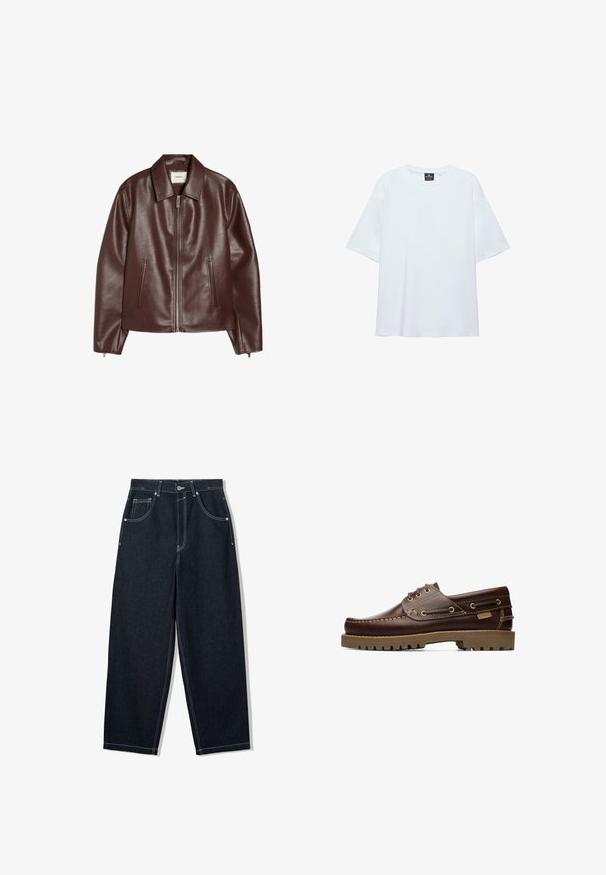 Donkerbruine leren jas met een ritssluiting aan de voorkant, twee zijzakken, lange mouwen en een klassieke kraag.; Effen witte oversized T-shirt met korte mouwen, ronde halslijn en een zwart label aan de binnenkant van de kraag, op een witte achtergrond.; Wijdbenige, donkerblauwe spijkerbroek met contrasterende witte stiksels, vijf zakken en een knoopsluiting. Voorzien van een hoge taille.; Bruine leren veterschoen voor op een boot met gestikte details en een dikke rubberen zool, gezien vanaf de zijkant.