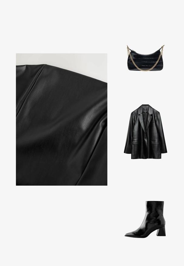 Zwarte neplederen blazer met inspringende revers, sluiting met één knoop en twee voorzakken, met een gladde, glanzende textuur.; Zwart nepleer met een soepele textuur en subtiele glans, voorzien van zachte plooien en een lichte korrelpatroon.; Zwarte enkelboot met een glanzende afwerking, spitse neus en een chunky vierkante hak. Gladde textuur met een strakke, minimalistische uitstraling.; Zwarte handtas met krokodillenstructuur, gouden kettingriem en bovenste ritssluiting op een witte achtergrond.