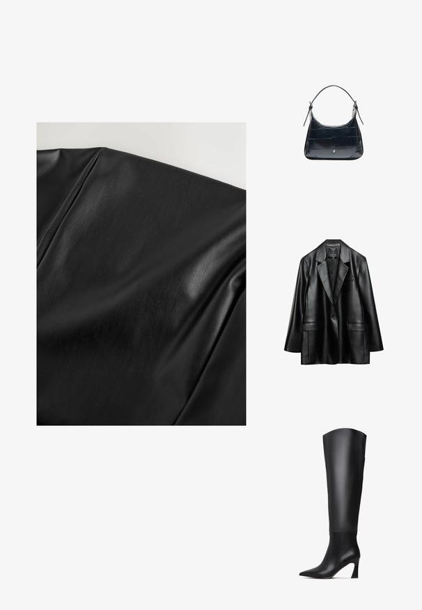 Zwarte neplederen blazer met inspringende revers, sluiting met één knoop en twee voorzakken, met een gladde, glanzende textuur.; Zwart nepleer met een soepele textuur en subtiele glans, voorzien van zachte plooien en een lichte korrelpatroon.; Zwarte leren laarzen tot de knie met een spitse neus, rechte schacht en een taps toelopende hoge hak. Gladde textuur met minimale details.; Zwarte leren schoudertas met krokodillenstructuur en zilveren gesp, met verstelbare riem met kettinkdetails op een witte achtergrond.