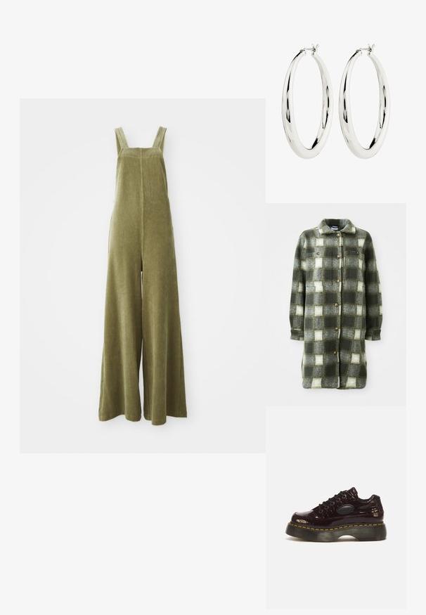 Chaqueta de camisa a cuadros en verde y gris, fabricada en suave franela, con un cuello con solapa, cierre de botones en la parte delantera y dos bolsillos en el pecho con botones dorados.; Pantalones de peto de pana verde oliva con piernas anchas, tirantes ajustables y una superficie texturizada. Diseño simple, sin patrones visibles ni herrajes.; Zapato de plataforma burdeos oscuro brillante con suela negra gruesa y acanalada, costuras amarillas, puntera redonda y cierre de cordones.; Pendientes de aro de plata con una superficie lisa y reflectante. Forma redonda y grande con un cierre seguro en la parte superior. El acabado pulido resalta el brillo.