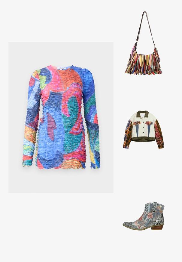 Gewatteerd jack met olijfgroene kraag en zoom, mouwen met een kleurrijke dierenprint, blauwe en dierenprint zakkleppen, aan de voorkant knoopsluiting.; Meerkleurige jurk met lange mouwen en een geplooide textuur. Bevat levendige patronen in blauw, rood, groen en gele tinten. Golvende zoomdetail.; Enkellaars met bloem- en vlinderpatronen in blauw-, roze- en zwarte tinten, voorzien van een lage houten hak en een aantreklus.; Schoudertas met lange donkere riem en kleurrijke leren franjestrips die het lichaam bedekken in verschillende tinten en schakeringen.