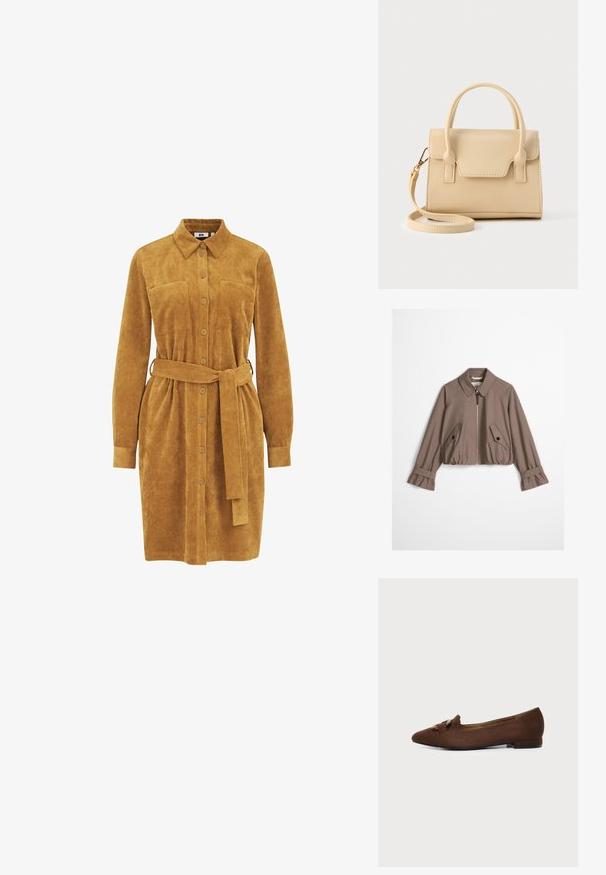 Taupe cropped jakke med frontlynlås, spids krave, to skrå knap-lukkede klaplommer og justerbare stropmanchetter.; Sennepsfarvet fløjlskjole med lange ærmer, knaplukning foran, to brystlommer, bælte i taljen og lodret ribbet tekstur.; Brun flad sko med spids tå og dekorativ spændedetalje på toppen, sat mod en ensfarvet lys baggrund.; Beige læderhåndtaske med et struktureret design, der har en topstrop, aftagelig rem og syninger som detaljer.