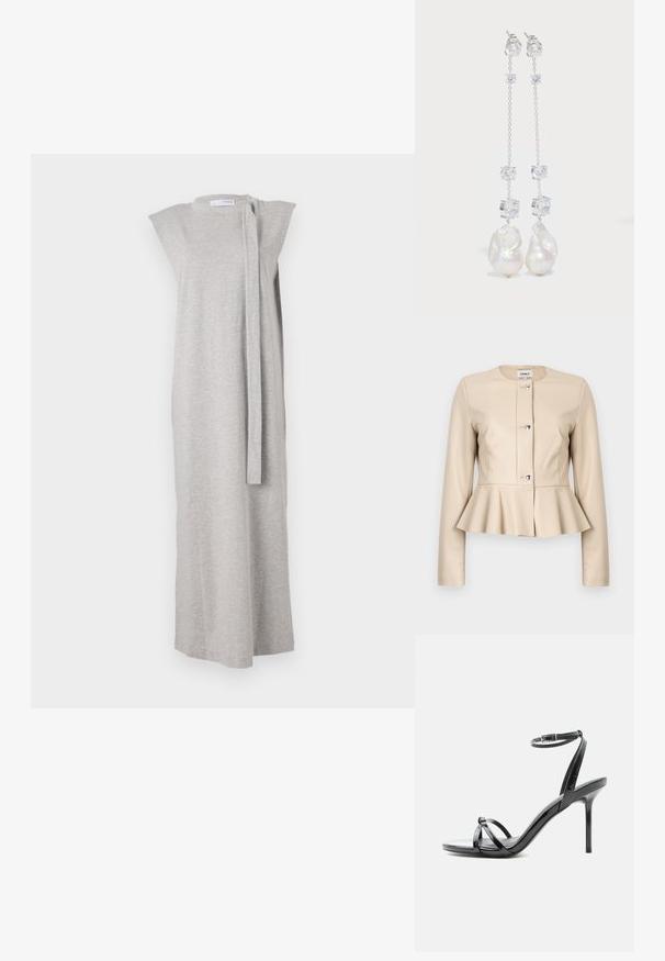 Beige nepleren jas met een peplum silhouet, ronde halslijn en drie zilveren knopen aan de voorkant. Lange mouwen en een gladde textuur.; Grijze mouwloze jurk van zachte stof, met een rechte snit, bootnek en een zijdelijne striksluiting.; Zwarte lakleren sandaal met hoge hak, met dunne bandjes die over de tenen kruisen en een enkelriempje met gesp op een witte achtergrond.; Zilveren kettingoorbellen met onregelmatig gevormde witte parels en sprankelende heldere kristallen, geaccentueerd door kubusvormige metalen details.