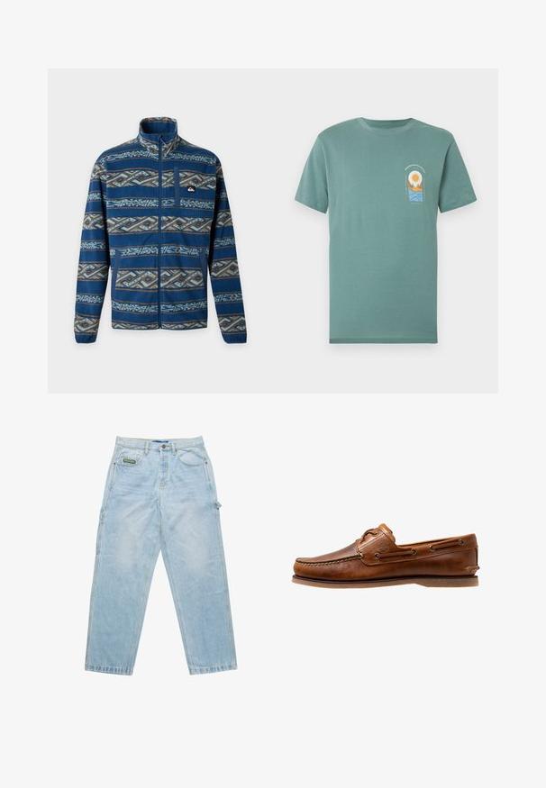 Blå fleecejakke med fuld lynlås, høj krave, geometrisk mønstrede vandrette striber, brystlomme og elastiske manchetter.; Grøn T-shirt med korte ærmer og et lille motiv af sol, bjerge og bølger på venstre bryst samt tekst over og under motivet.; Lysblå denim jeans med løs pasform, fem-lomme design og synlige sømme. Har et mærke på forlommen.; Brune læder bådsko med syede detaljer, der har metaløjer, en forhøjet søm på tåen og en flad gummisål.