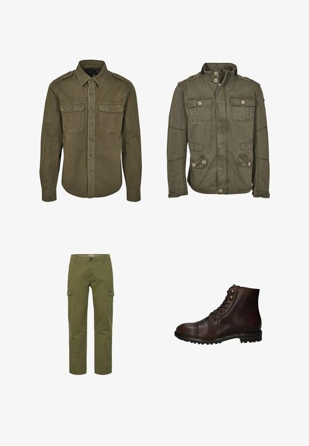 Olivgrüne Jacke aus einem Baumwollmix, mit hohem Kragen, vier Fronttaschen, Knopfverschlüssen und Schulterklappen.; Olivgrünes Button-Down-Shirt aus Baumwolle. Verfügt über einen Kragen, zwei Brusttaschen mit Klappen und strukturierte Schultern mit sichtbaren Nähten.; Olivegrüne Cargo-Hosen mit geradem Schnitt, Front- und Seitentaschen sowie Knopfverschluss. Hergestellt aus strapazierfähigem Baumwollstoff.; Dunkelbraune Leder Schnürstiefelette mit robustem Gummisohlen und Metallösen, von der Außenseite betrachtet.