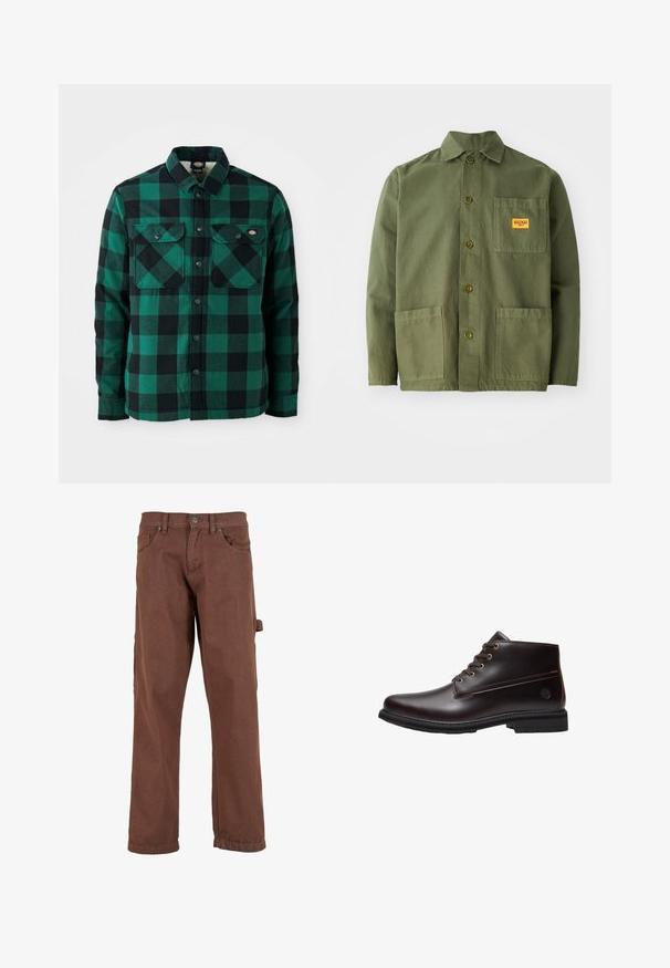 Grün-schwarz kariertes Flanellhemd mit Button-Down-Kragen, zwei Brusttaschen und schwarzen Metalldruckknöpfen. Weicher Stoff.; Olivgrüne Jacke aus schwerem Baumwollmaterial, mit spitzem Kragen, Knöpfen auf der Vorderseite und zwei großen aufgesetzten Taschen. Mit einem kleinen Logo-Patch versehen.; Braune Cargo-Hose aus robustem Stoff, mit geradem Bein, Fronttaschen und einer Seitentasche mit Klappe.; Dunkelbrauner Leder-Schnürstiefel mit schwarzer Sohle und dezentem Markenlogo an der Seite, im Profil vor weißem Hintergrund gezeigt.
