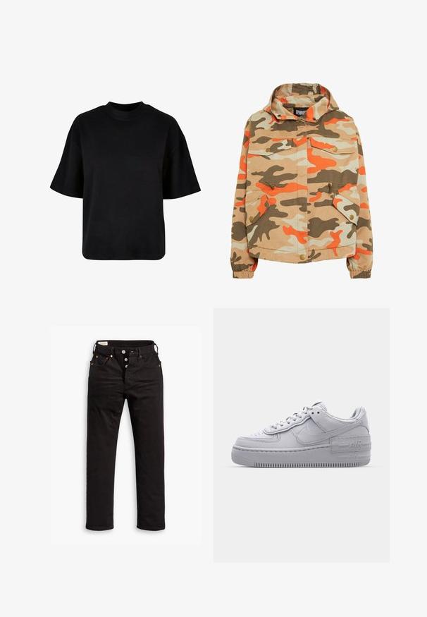 Camo jakke med hætte. Fremstillet af bomuld, med orange, brun og beige mønstre, to frontlommer og elastiske manchetter.; Sort bomulds t-shirt med høj hals, korte ærmer og en løs, boxy pasform uden synlige mønstre eller accenter.; Sorte lige jeans med knaplukning, front- og baglommer samt kobbernitte detaljer på en hvid baggrund.; Grå Nike Air Force 1 sneakers med perforeret tå, glat læderoverdel, tyk sål og præget 'AIR' detalje på hælen.