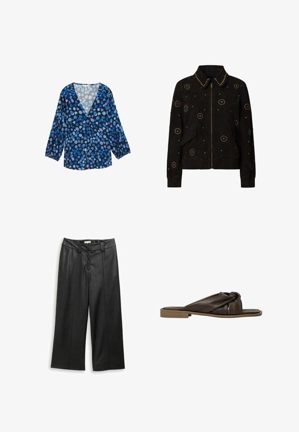 Zwarte suède jas met rits, versierd met ronde bronzen studs en zwarte knoopdetails, met een spitse kraag en voorzakken.; Blauwe en zwarte blouse met een V-hals, lange pofmouwen en een stippenpatroon in verschillende tinten blauw. Lichtgewicht stof met een zachte textuur.; Zwarte broek met wijde pijpen van imitatieleren, voorzien van een riemlussen, voorpassen en een verborgen sluiting aan de voorkant.; Platte bruine leren slippers met gedraaide bovenband en lage gestapelde hak, zijaanzicht op witte achtergrond.
