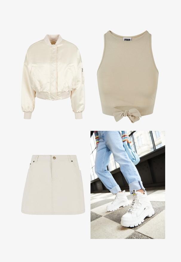 Creme satin bomberjakke med quiltemønster, ribbede manchetter og talje, der har to forlommer og en lynlåslomme på ærmet.; Beige kort top lavet af ribbet stof, med en høj halsudskæring og en knude detalje nederst.; Lysebeige denim miniskørt med høj talje, to frontlommer og bronze knapdetaljer. Glat tekstur og enkelt design.; Hvide klodsede sneakers med tykke såler, snørebånd foran og mærkeflag. Båret med lyseblå jeans med opsmøg på et mønstret gulv.