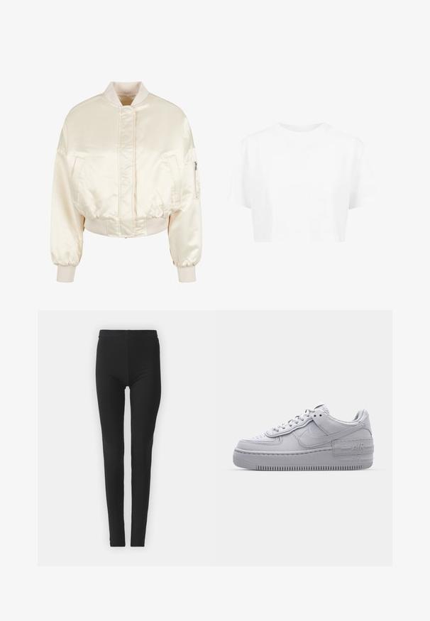 Creme satin bomberjakke med quiltemønster, ribbede manchetter og talje, der har to forlommer og en lynlåslomme på ærmet.; Hvid cropped t-shirt, korte ærmer, rund halsudskæring, lavet af blødt stof, uden synlige mønstre eller distinkt hardware.; Sorte, strækbare leggings med en tætsiddende pasform, der har høj talje og en glat tekstur. Ingen synlige mønstre eller hardwaredetaljer.; Grå Nike Air Force 1 sneakers med perforeret tå, glat læderoverdel, tyk sål og præget 'AIR' detalje på hælen.