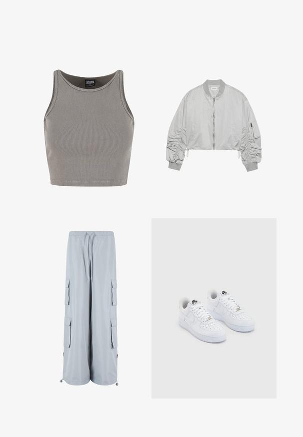 Forkortet bomberjakke i lys grå nylon, med frontend lynlås, ribbet krave, indsamlede ærmer og sidelomme med lynlås detaljer.; Urban Classics CROPPED - Top - steelgrey; Lyse grå cargo bukser med elastisk talje, snørelukning, sidelommer og justerbare åbninger. Fremstillet af blødt, letvægtigt stof.; Hvide Nike Air Force 1 sneakers med en glat læderoverdel, perforeret tåboks, hvide snørebånd og sort branding på tungen.