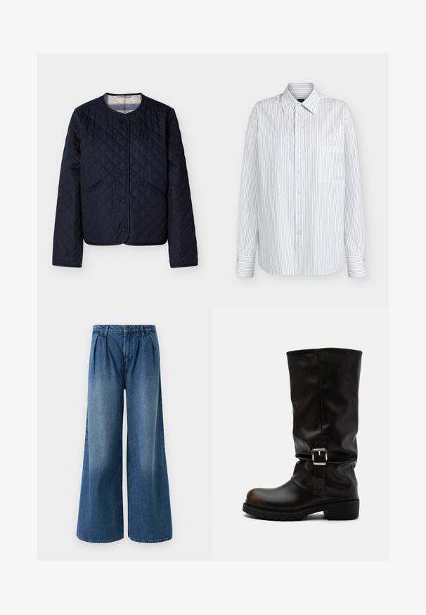 Marineblauwe doorgestikte jas met ronde hals, drukknoopsluiting, schuine voorzakken en een geruite voering die zichtbaar is bij de kraag.; Witte blouse met lange mouwen, dunne verticale zwarte strepen en een borstzak aan de voorkant.; Brede jeans van medium blauw denim, met plooien bij de tailleband en een vlakke voorkant. Eenvoudige zoom zonder zichtbare versieringen.; Hoge zwarte leren laars met afgeronde neus, lage hak, zijgesp en licht ingezakte schacht op een witte achtergrond.