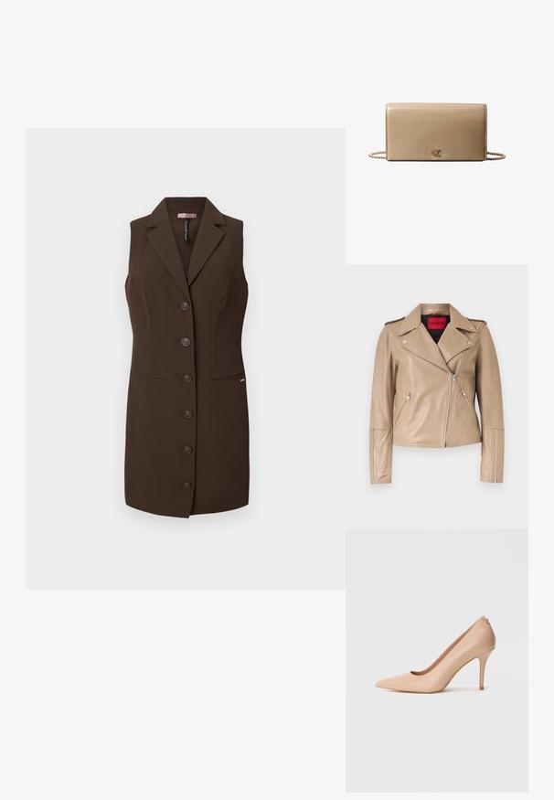 Beige leren bikerjack met zilveren ritsen op de voorzakken, mouwen en asymmetrische voorzijde, voorzien van een brede reverskraag.; Bruine mouwloze vest met een getailleerd ontwerp, uitgesneden revers en zes knoopsluitingen. Bevat twee voorzakken en heeft een zachte textuur.; Beige leren pump met hoge hak, een puntige neus, een gladde textuur en een slanke naaldhak. Minimalistisch ontwerp met een instapmodel.; Beige leren clutch met gouden kettingriem en een klein gouden "cK" logo in het midden van de voorflap.