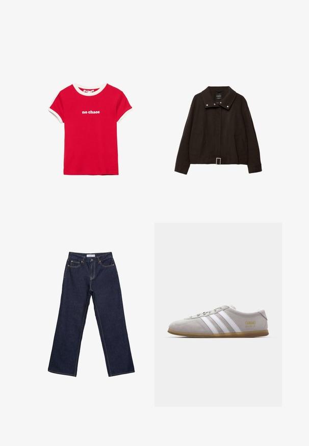 Veste courte marron en mélange de laine. Caractérisée par un col montant, des boutons-pression, deux poches latérales et un détail boucle à la taille.; T-shirt rouge à manches courtes avec bordure blanche sur le col et les manches, imprimé avec "no chaos" en lettres minuscules blanches au centre devant.; Jean en denim bleu foncé à jambes larges avec poches avant, passants pour ceinture et fermeture à bouton.; Baskets en daim gris avec des rayures en cuir blanc et un logo doré. Semelle en gomme plate, bout rond et design classique à lacets.