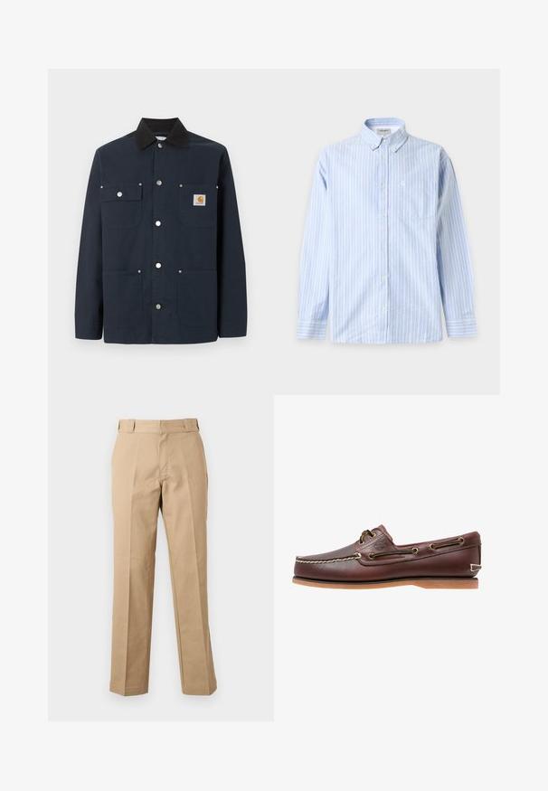 Chaqueta de trabajo azul marino oscuro con cuello negro, cuatro bolsillos delanteros, botones de presión metálicos y pequeño parche con el logo de Carhartt en el bolsillo superior derecho.; Camisa azul clara con botones, rayas verticales blancas, mangas largas, cuello con botones y un bolsillo en el pecho sobre un fondo liso.; Pantalones beige de pierna recta con trabillas, cremallera frontal y pliegues prensados, mostrados sobre un fondo blanco liso.; Zapato náutico de cuero marrón con costuras blancas, detalles de cordones y suela de goma color coñac, mostrado de lado sobre un fondo blanco.