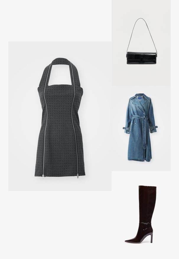 Denim trenchcoat in medium blauw, met een double-breasted ontwerp, een riem in de taille en verstelbare gesps details op de manchetten.; Zwarte en grijze gebloemde schort met halternek, vierkante halslijn, vooraan ritsdetails en een aansluitende vorm. Gemaakt van gestructureerde stof.; Zwarte laarzen van patentleer tot aan de knie met een spitse neus en stiletto hak, met een gladde, glanzende textuur en een gestroomlijnd ontwerp.; Zwarte schoudertas van imitatie-krokodillenleer, rechthoekige vorm, glanzende textuur, met een dunne verstelbare schouderriem en een voorflap met sluiting.