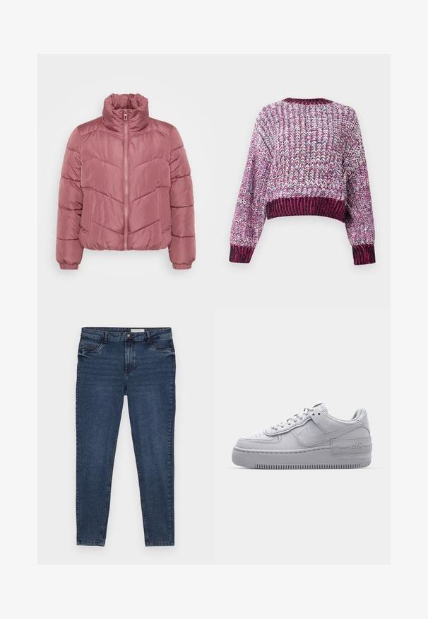 Chaqueta corta tipo puff en un suave color rosa, con un alto cuello, cremallera frontal y un patrón de rombos acolchado. Puños elásticos y bolsillos laterales.; Suéter corto texturizado con un patrón multicolor en tonos de rosa, púrpura y blanco. Cuello y puños de canalé.; Jeans de mezclilla azul oscuro con un corte ajustado, diseño de cinco bolsillos y costuras doradas. Presenta un cierre de cremallera y botón. Textura suave.; Zapatilla Nike Air Force 1 gris con puntera perforada, parte superior de cuero suave, suela gruesa y detalle en relieve 'AIR' en el talón.