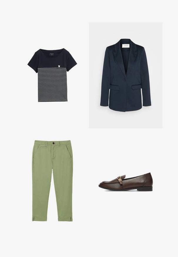 Navy blazer gemaakt van zacht materiaal, met een pieklapels, een enkele knoopsluiting en twee steekzakken aan de voorkant. Gladde textuur met een getailleerde pasvorm.; Marineblauwe t-shirt met witte horizontale strepen, ronde halslijn, korte mouwen en een klein hartlogo met de tekst "TOM TAILOR" op de voorkant.; Lichtgroene broek met rechte pijpen, riemlussen, knoopsluiting aan de voorkant, zijzakken en kleine splitjes bij de enkels.; Donkerbruine leren loafer met een lage hak en een gouden metalen gesp detail bovenop, weergegeven in zijaanzicht op een witte achtergrond.